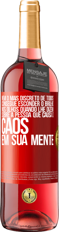 29,95 € Envio grátis | Vinho rosé Edição ROSÉ Nem o mais discreto de todos consegue esconder o brilho nos olhos quando lhe dizem sobre a pessoa que causa o caos em sua Etiqueta Vermelha. Etiqueta personalizável Vinho jovem Colheita 2024 Tempranillo