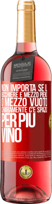 29,95 € Spedizione Gratuita | Vino rosato Edizione ROSÉ Non importa se il bicchiere è mezzo pieno o mezzo vuoto. Chiaramente c'è spazio per più vino Etichetta Rossa. Etichetta personalizzabile Vino giovane Raccogliere 2024 Tempranillo