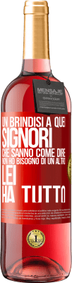 29,95 € Spedizione Gratuita | Vino rosato Edizione ROSÉ Un brindisi a quei signori che sanno come dire Non ho bisogno di un altro, lei ha tutto Etichetta Rossa. Etichetta personalizzabile Vino giovane Raccogliere 2024 Tempranillo