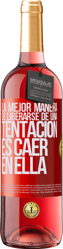 29,95 € Envío gratis | Vino Rosado Edición ROSÉ La mejor manera de liberarse de una tentación es caer en ella Etiqueta Roja. Etiqueta personalizable Vino joven Cosecha 2024 Tempranillo