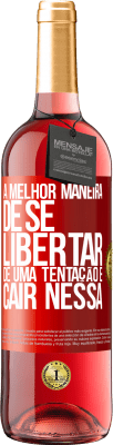 29,95 € Envio grátis | Vinho rosé Edição ROSÉ A melhor maneira de se libertar de uma tentação é cair nessa Etiqueta Vermelha. Etiqueta personalizável Vinho jovem Colheita 2024 Tempranillo