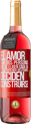 29,95 € Envío gratis | Vino Rosado Edición ROSÉ El amor son dos personas que se eligen cada día, y que pudiendo destruirse, deciden construirse Etiqueta Roja. Etiqueta personalizable Vino joven Cosecha 2024 Tempranillo