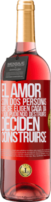 29,95 € Envío gratis | Vino Rosado Edición ROSÉ El amor son dos personas que se eligen cada día, y que pudiendo destruirse, deciden construirse Etiqueta Roja. Etiqueta personalizable Vino joven Cosecha 2025 Tempranillo