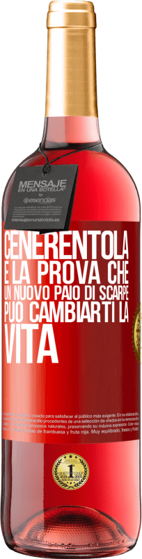 29,95 € Spedizione Gratuita | Vino rosato Edizione ROSÉ Cenerentola è la prova che un nuovo paio di scarpe può cambiarti la vita Etichetta Rossa. Etichetta personalizzabile Vino giovane Raccogliere 2024 Tempranillo