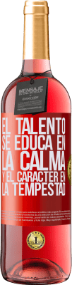 29,95 € Envío gratis | Vino Rosado Edición ROSÉ El talento se educa en la calma y el carácter en la tempestad Etiqueta Roja. Etiqueta personalizable Vino joven Cosecha 2023 Tempranillo