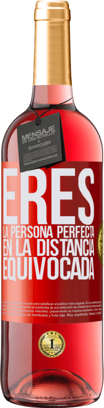 29,95 € Envío gratis | Vino Rosado Edición ROSÉ Eres la persona perfecta en la distancia equivocada Etiqueta Roja. Etiqueta personalizable Vino joven Cosecha 2024 Tempranillo