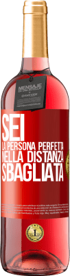 29,95 € Spedizione Gratuita | Vino rosato Edizione ROSÉ Sei la persona perfetta nella distanza sbagliata Etichetta Rossa. Etichetta personalizzabile Vino giovane Raccogliere 2024 Tempranillo