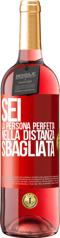 29,95 € Spedizione Gratuita | Vino rosato Edizione ROSÉ Sei la persona perfetta nella distanza sbagliata Etichetta Rossa. Etichetta personalizzabile Vino giovane Raccogliere 2024 Tempranillo