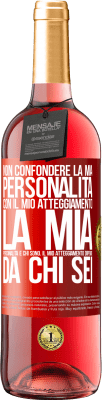 29,95 € Spedizione Gratuita | Vino rosato Edizione ROSÉ Non confondere la mia personalità con il mio atteggiamento. La mia personalità è chi sono. Il mio atteggiamento dipende da Etichetta Rossa. Etichetta personalizzabile Vino giovane Raccogliere 2023 Tempranillo