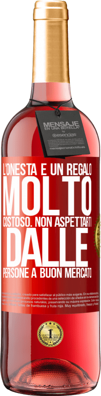 29,95 € Spedizione Gratuita | Vino rosato Edizione ROSÉ L'onestà è un regalo molto costoso. Non aspettarti dalle persone a buon mercato Etichetta Rossa. Etichetta personalizzabile Vino giovane Raccogliere 2024 Tempranillo