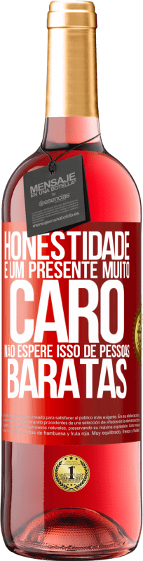 29,95 € Envio grátis | Vinho rosé Edição ROSÉ Honestidade é um presente muito caro. Não espere isso de pessoas baratas Etiqueta Vermelha. Etiqueta personalizável Vinho jovem Colheita 2024 Tempranillo