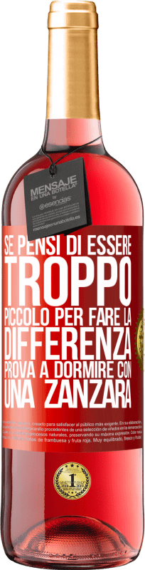 29,95 € Spedizione Gratuita | Vino rosato Edizione ROSÉ Se pensi di essere troppo piccolo per fare la differenza, prova a dormire con una zanzara Etichetta Rossa. Etichetta personalizzabile Vino giovane Raccogliere 2024 Tempranillo