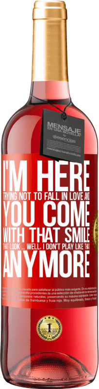 29,95 € 送料無料 | ロゼワイン ROSÉエディション 私はここで恋に落ちないようにしようとすると、あなたはその笑顔で私を残します 赤いタグ. カスタマイズ可能なラベル 若いワイン 収穫 2025 Tempranillo