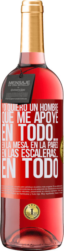 29,95 € Envío gratis | Vino Rosado Edición ROSÉ Yo quiero un hombre que me apoye en todo… En la mesa, en la pared, en las escaleras… En todo Etiqueta Roja. Etiqueta personalizable Vino joven Cosecha 2024 Tempranillo