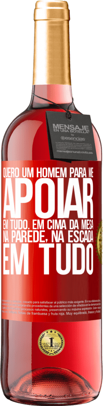 29,95 € Envio grátis | Vinho rosé Edição ROSÉ Quero um homem para me apoiar em tudo ... Em cima da mesa, na parede, na escada ... Em tudo Etiqueta Vermelha. Etiqueta personalizável Vinho jovem Colheita 2024 Tempranillo