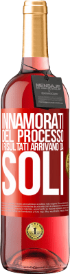 29,95 € Spedizione Gratuita | Vino rosato Edizione ROSÉ Innamorati del processo, i risultati arrivano da soli Etichetta Rossa. Etichetta personalizzabile Vino giovane Raccogliere 2024 Tempranillo