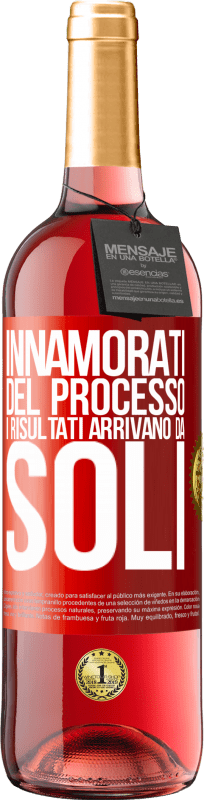 29,95 € Spedizione Gratuita | Vino rosato Edizione ROSÉ Innamorati del processo, i risultati arrivano da soli Etichetta Rossa. Etichetta personalizzabile Vino giovane Raccogliere 2024 Tempranillo