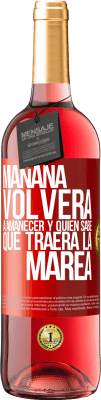 29,95 € Envío gratis | Vino Rosado Edición ROSÉ Mañana volverá a amanecer y quién sabe qué traerá la marea Etiqueta Roja. Etiqueta personalizable Vino joven Cosecha 2023 Tempranillo