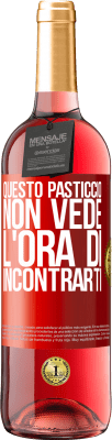 29,95 € Spedizione Gratuita | Vino rosato Edizione ROSÉ Questo pasticcio non vede l'ora di incontrarti Etichetta Rossa. Etichetta personalizzabile Vino giovane Raccogliere 2025 Tempranillo