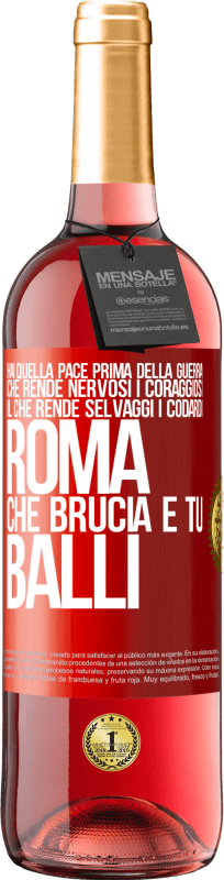 29,95 € Spedizione Gratuita | Vino rosato Edizione ROSÉ Hai quella pace prima della guerra che rende nervosi i coraggiosi, il che rende selvaggi i codardi. Roma che brucia e tu Etichetta Rossa. Etichetta personalizzabile Vino giovane Raccogliere 2024 Tempranillo