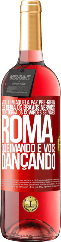 29,95 € Envio grátis | Vinho rosé Edição ROSÉ Você tem aquela paz pré-guerra que deixa os bravos nervosos, o que torna os covardes selvagens. Roma queimando e você Etiqueta Vermelha. Etiqueta personalizável Vinho jovem Colheita 2024 Tempranillo