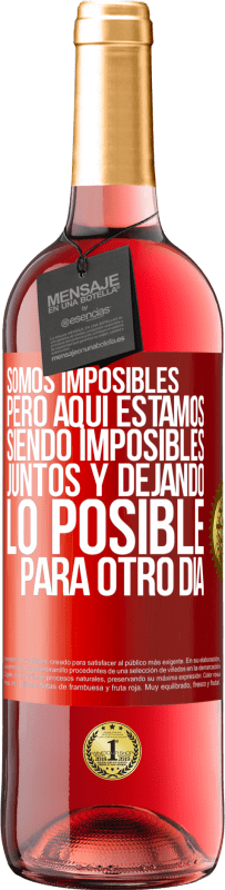 29,95 € Envío gratis | Vino Rosado Edición ROSÉ Somos imposibles, pero aquí estamos, siendo imposibles juntos y dejando lo posible para otro día Etiqueta Roja. Etiqueta personalizable Vino joven Cosecha 2024 Tempranillo