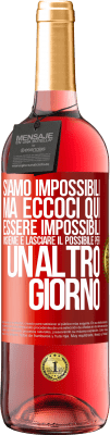 29,95 € Spedizione Gratuita | Vino rosato Edizione ROSÉ Siamo impossibili, ma eccoci qui, essere impossibili insieme e lasciare il possibile per un altro giorno Etichetta Rossa. Etichetta personalizzabile Vino giovane Raccogliere 2023 Tempranillo