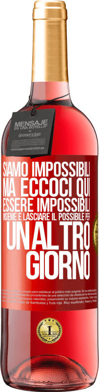 29,95 € Spedizione Gratuita | Vino rosato Edizione ROSÉ Siamo impossibili, ma eccoci qui, essere impossibili insieme e lasciare il possibile per un altro giorno Etichetta Rossa. Etichetta personalizzabile Vino giovane Raccogliere 2024 Tempranillo