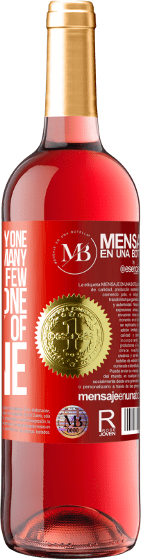 29,95 € Free Shipping | Rosé Wine ROSÉ Edition Be kind to everyone, sociable with many, intimate with few, friend of one, and enemy of no one Red Label. Customizable label Young wine Harvest 2022 Tempranillo