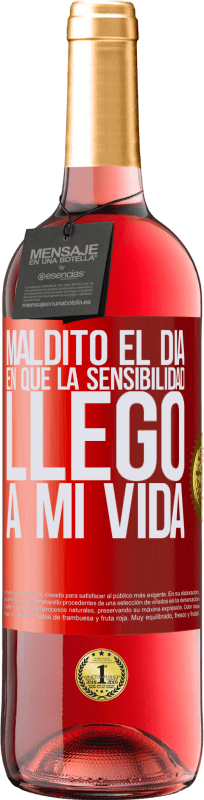 29,95 € Envío gratis | Vino Rosado Edición ROSÉ Maldito el día en que la sensibilidad llegó a mi vida Etiqueta Roja. Etiqueta personalizable Vino joven Cosecha 2024 Tempranillo