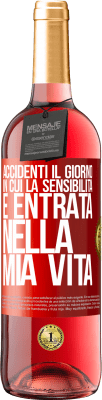 29,95 € Spedizione Gratuita | Vino rosato Edizione ROSÉ Accidenti il giorno in cui la sensibilità è entrata nella mia vita Etichetta Rossa. Etichetta personalizzabile Vino giovane Raccogliere 2024 Tempranillo