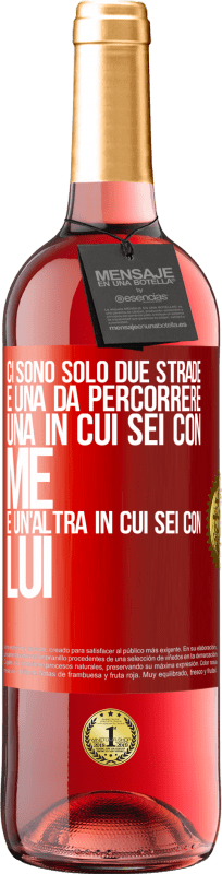 29,95 € Spedizione Gratuita | Vino rosato Edizione ROSÉ Ci sono solo due strade e una da percorrere, una in cui sei con me e un'altra in cui sei con lui Etichetta Rossa. Etichetta personalizzabile Vino giovane Raccogliere 2024 Tempranillo