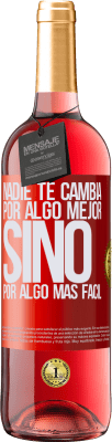 29,95 € Envío gratis | Vino Rosado Edición ROSÉ Nadie te cambia por algo mejor, sino por algo más fácil Etiqueta Roja. Etiqueta personalizable Vino joven Cosecha 2025 Tempranillo