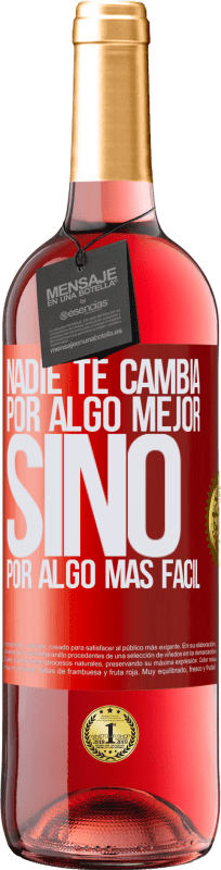 29,95 € Envío gratis | Vino Rosado Edición ROSÉ Nadie te cambia por algo mejor, sino por algo más fácil Etiqueta Roja. Etiqueta personalizable Vino joven Cosecha 2024 Tempranillo