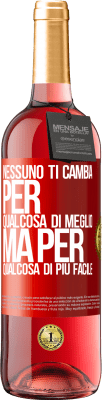 29,95 € Spedizione Gratuita | Vino rosato Edizione ROSÉ Nessuno ti cambia per qualcosa di meglio, ma per qualcosa di più facile Etichetta Rossa. Etichetta personalizzabile Vino giovane Raccogliere 2023 Tempranillo