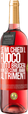 29,95 € Spedizione Gratuita | Vino rosato Edizione ROSÉ Se mi chiedi il fuoco, tutto brucerà. Non so come amare altrimenti Etichetta Rossa. Etichetta personalizzabile Vino giovane Raccogliere 2024 Tempranillo