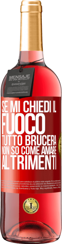 29,95 € Spedizione Gratuita | Vino rosato Edizione ROSÉ Se mi chiedi il fuoco, tutto brucerà. Non so come amare altrimenti Etichetta Rossa. Etichetta personalizzabile Vino giovane Raccogliere 2024 Tempranillo