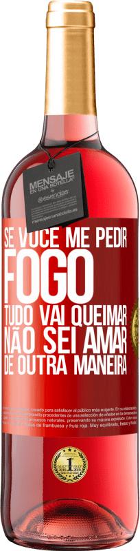 29,95 € Envio grátis | Vinho rosé Edição ROSÉ Se você me pedir fogo, tudo vai queimar. Não sei amar de outra maneira Etiqueta Vermelha. Etiqueta personalizável Vinho jovem Colheita 2024 Tempranillo