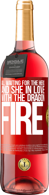 29,95 € 送料無料 | ロゼワイン ROSÉエディション すべてがヒーローを待ち、ドラゴンの火を愛する彼女 赤いタグ. カスタマイズ可能なラベル 若いワイン 収穫 2023 Tempranillo