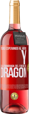 29,95 € Envío gratis | Vino Rosado Edición ROSÉ Todas esperando al héroe y ella enamorada del fuego del dragón Etiqueta Roja. Etiqueta personalizable Vino joven Cosecha 2023 Tempranillo