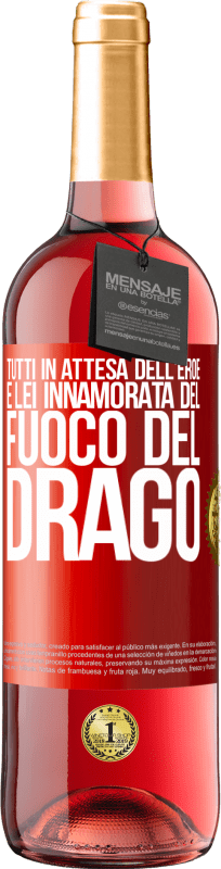 29,95 € Spedizione Gratuita | Vino rosato Edizione ROSÉ Tutti in attesa dell'eroe e lei innamorata del fuoco del drago Etichetta Rossa. Etichetta personalizzabile Vino giovane Raccogliere 2024 Tempranillo