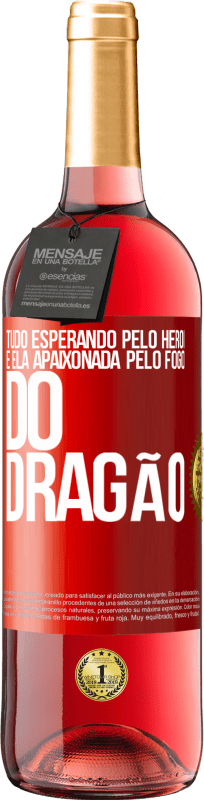 29,95 € Envio grátis | Vinho rosé Edição ROSÉ Tudo esperando pelo herói e ela apaixonada pelo fogo do dragão Etiqueta Vermelha. Etiqueta personalizável Vinho jovem Colheita 2024 Tempranillo