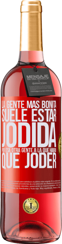 29,95 € Envío gratis | Vino Rosado Edición ROSÉ La gente más bonita suele estar jodida por esa otra gente a la que habría que joder Etiqueta Roja. Etiqueta personalizable Vino joven Cosecha 2024 Tempranillo