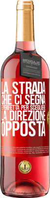 29,95 € Spedizione Gratuita | Vino rosato Edizione ROSÉ La strada che ci segna è perfetta per scegliere la direzione opposta Etichetta Rossa. Etichetta personalizzabile Vino giovane Raccogliere 2024 Tempranillo