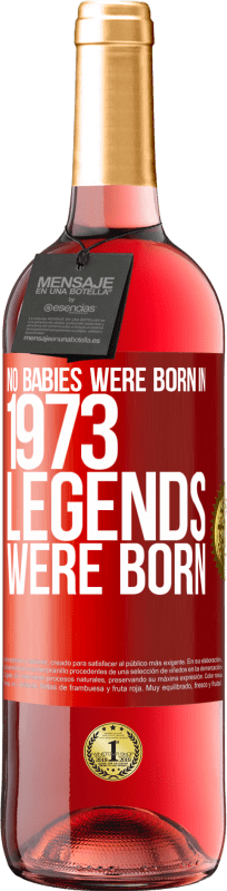 29,95 € 送料無料 | ロゼワイン ROSÉエディション 1973年に生まれた赤ちゃんはいません。伝説が生まれた 赤いタグ. カスタマイズ可能なラベル 若いワイン 収穫 2023 Tempranillo