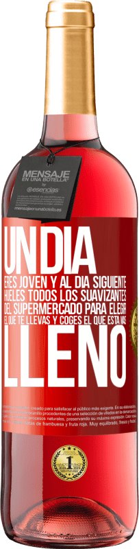 29,95 € Envío gratis | Vino Rosado Edición ROSÉ Un día eres joven y al día siguiente, hueles todos los suavizantes del supermercado para elegir el que te llevas y coges el Etiqueta Roja. Etiqueta personalizable Vino joven Cosecha 2024 Tempranillo