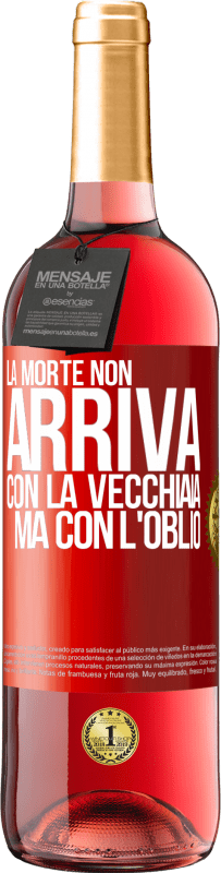 29,95 € Spedizione Gratuita | Vino rosato Edizione ROSÉ La morte non arriva con la vecchiaia, ma con l'oblio Etichetta Rossa. Etichetta personalizzabile Vino giovane Raccogliere 2024 Tempranillo