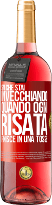 29,95 € Spedizione Gratuita | Vino rosato Edizione ROSÉ Sai che stai invecchiando, quando ogni risata finisce in una tosse Etichetta Rossa. Etichetta personalizzabile Vino giovane Raccogliere 2024 Tempranillo