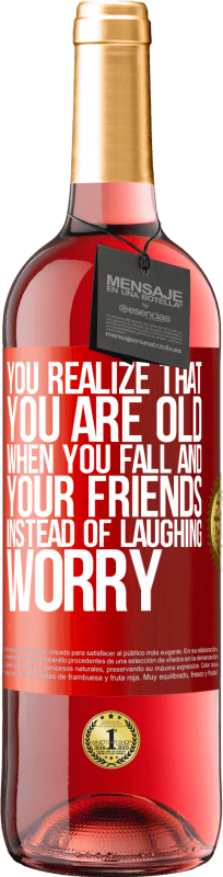 29,95 € 免费送货 | 桃红葡萄酒 ROSÉ版 您意识到自己跌倒和朋友时已经老了，而不是笑着担心 红色标签. 可自定义的标签 青年酒 收成 2023 Tempranillo