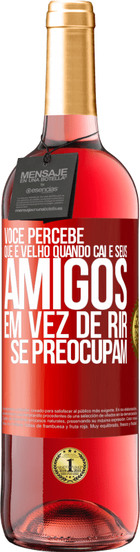 29,95 € Envio grátis | Vinho rosé Edição ROSÉ Você percebe que é velho quando cai e seus amigos, em vez de rir, se preocupam Etiqueta Vermelha. Etiqueta personalizável Vinho jovem Colheita 2024 Tempranillo